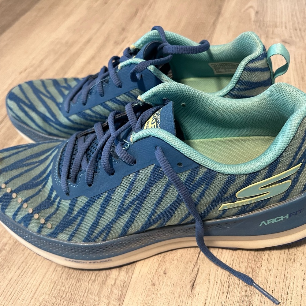 Sketchers Womens Archfit tennis shoes
